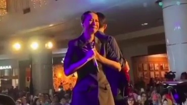 img-title Nyanyikan Lagu 'Karena Kucinta Kau', Tangis BCL Pecah