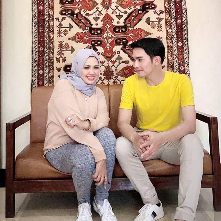 <p>Elly nampak lebih cantik setelah melakukan perawatan gigi. Lihat saja, senyumnya terlihat lebih lebar dan percaya diri. Bikin pangling ya? (Foto: Instagram @ellysugigi_real_)</p>