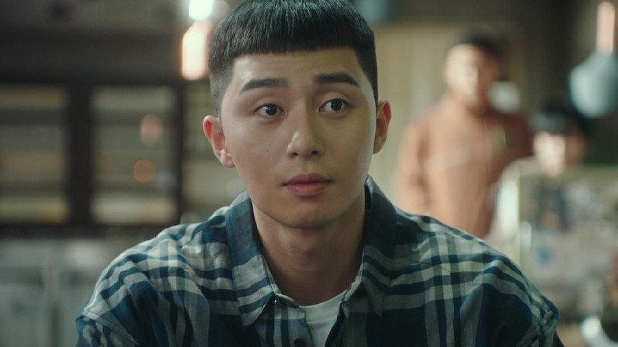 Demi Peran, Park Seo Joon Potong Rambut 4 Hari Sekali Demi perannya di drama Korea Itaewon Class, Park Seo Joon rela memotong rambutnya empat hari sekali agar tidak ada perubahan dari penampilannya.