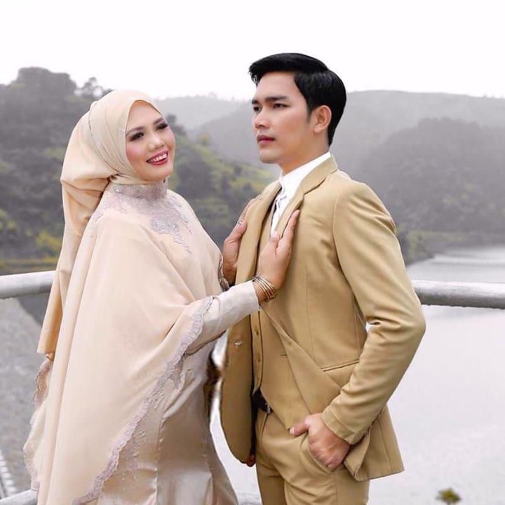 <p>Di foto ini bahkan penampilan Elly bikin pangling, Bun. Ditambah lagi, ia menggunakan gaun yang membuatnya semakin anggun. Setuju ya, Bun, kalau Elly semakin mempesona. (Foto: Instagram @ellysugigi_real_)</p>