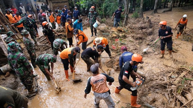 Relawan bersama TNI-Polri menyingkirkan material berupa kayu, bambu, lumpur dan batu di sekitar permukiman yang diterjang banjir bandang di Dusun Semen, Salamkanci, Bandongan, Magelang, Jateng, Minggu (1/3/2020). Banjir bandang yang terjadi pada Sabtu (29/2/2020) petang menerjang dua dusun yang mengakibatkan belasan rumah rusak dan ratusan warga mengungsi, tidak ada korban jiwa dalam peristiwa tersebut. ANTARA FOTO/Anis Efizudin/hp.