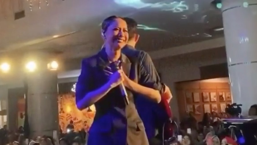 Detik-Detik BCL Berderai Air Mata Saat Judika Nyanyikan 'Tak Mungkin Bersama' Bunga Citra Lestari tak kuasa saat mendengarkan bait demi bait lagu yang dibawakan Judika di atas panggung.