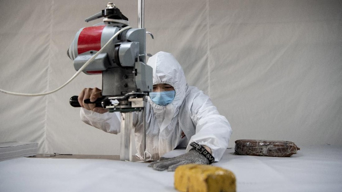 FOTO: Pabrik Coat Mendadak Jadi Pembuat Baju Antivirus Corona