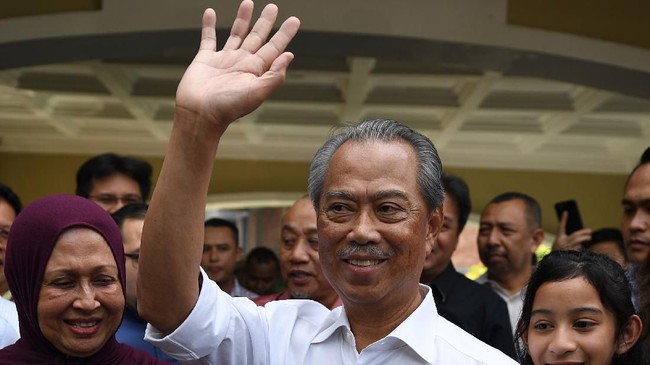 Presiden Partai Pribumi Bersatu Malaysia (Bersatu), Muhyiddin Yassin, resmi dilantik sebagai Perdana Menteri menggantikan Mahathir Mohamad.