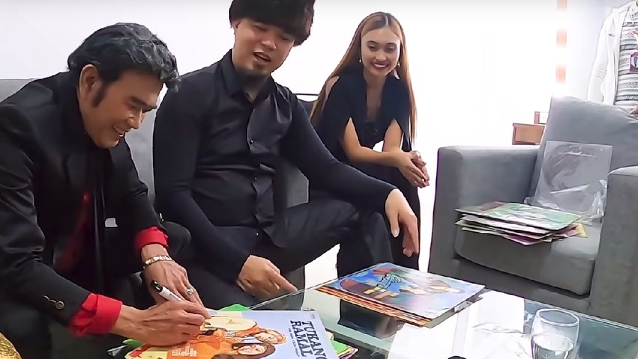 Momen ketika Ahmad Dhani meminta tanda tangan dengan Rhoma Irama.