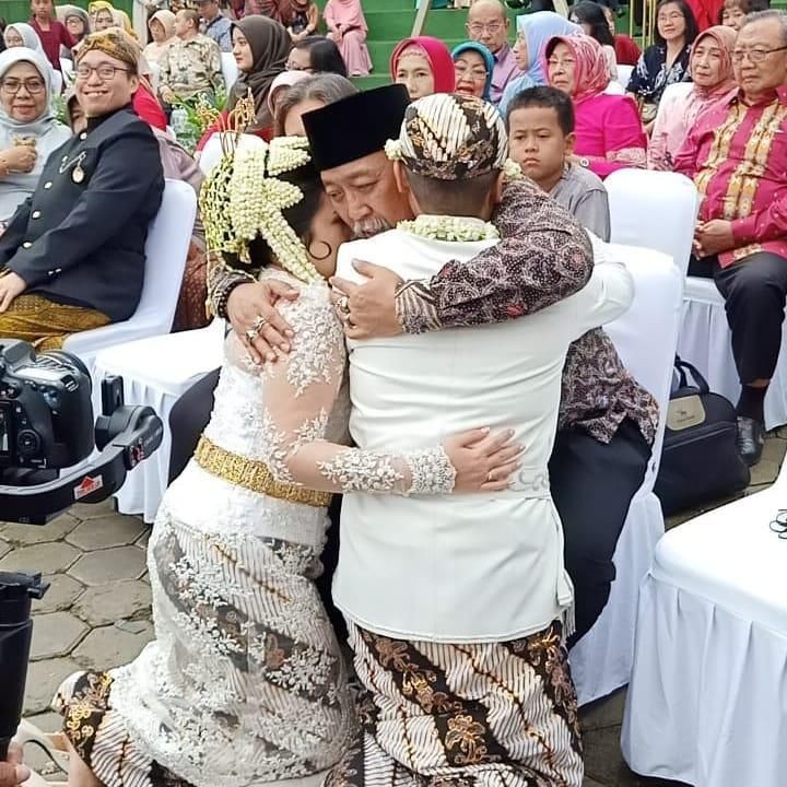 <p>"Jaga baik2 istrimu ya nak.." tulis Indro sebagai nasihat untuk Satrio. (Foto: Instagram @indrowarkop_asli)</p>