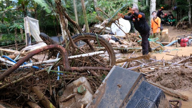 Relawan menyingkirkan material di sekitar permukiman yang diterjang banjir bandang di Dusun Semen, Salamkanci, Bandongan, Magelang, Jateng, Minggu (1/3/2020). Banjir bandang yang terjadi pada Sabtu (29/2/2020) petang menerjang dua dusun yang mengakibatkan belasan rumah rusak dan ratusan warga mengungsi, tidak ada korban jiwa dalam peristiwa tersebut. ANTARA FOTO/Anis Efizudin/hp.
