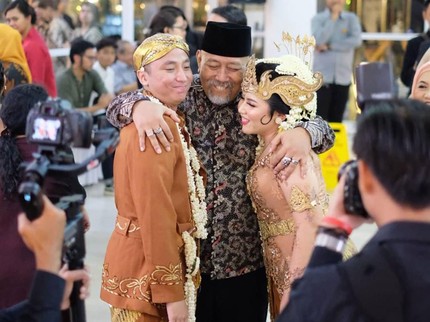 7 Potret Momen Pernikahan Anak Bungsu Dono 'Warkop', Indro Titip Pesan