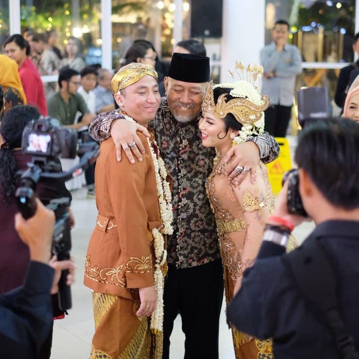 <p> Indro juga menitipkan pesan pada Satrio dan Diza, semoga hanya maut yang nantinya bisa memisahkan mereka.  (Foto: Instagram @indrowarkop_asli)</p>