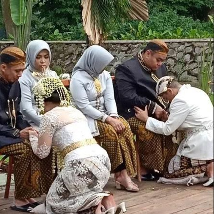 <p>Momen sungkeman ini berhasil membuat hadirin yang hadir merasakan haru, Bun. (Foto: Instagram @hkasino)</p>