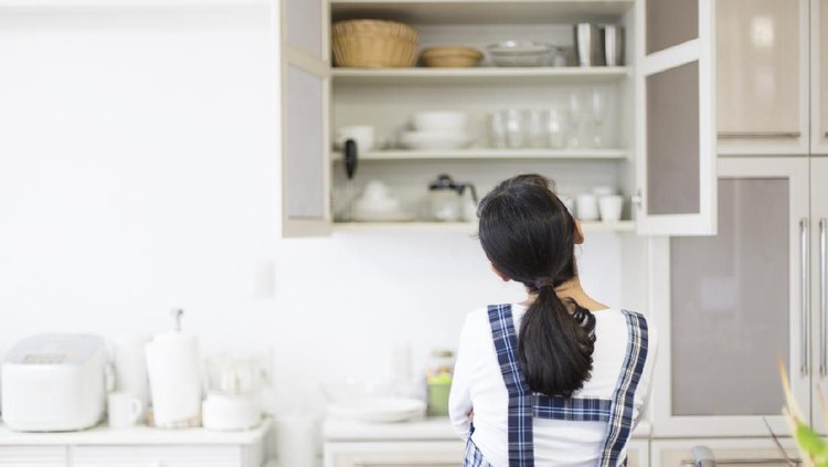 Rumah minimalis membutuhkan trik khusus agar barang tersimpan rapi. Bunda bisa tiru trik menyimpan barang ala Jepang di rumah minimalis berikut.