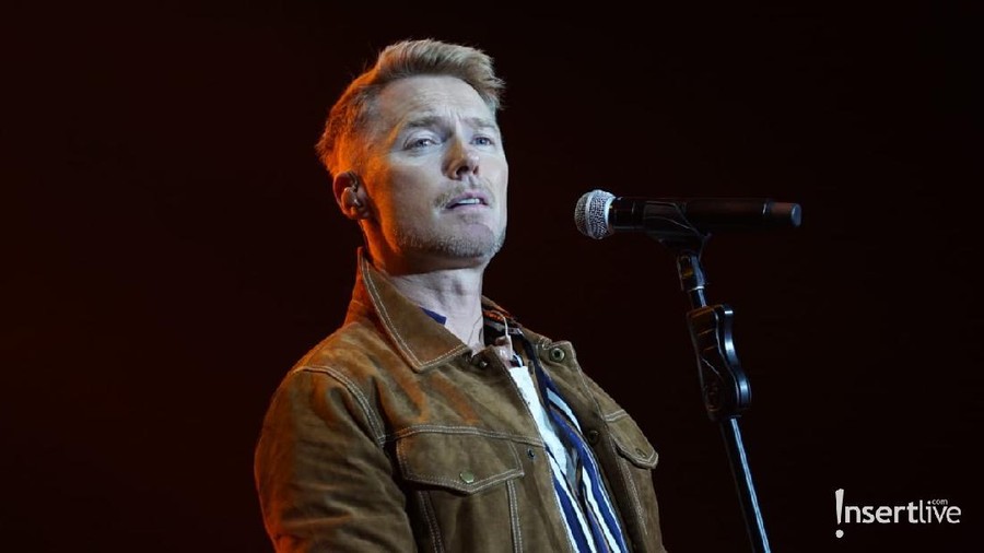 Ronan Keating menghadirkan Stephen Gately dan Boyzone di konser Romantic Valentine with Ronan Keating tadi malam, Sabtu (29/2).