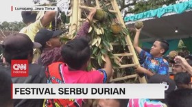 VIDEO: Ribuan Warga Berebut Durian di Festival Serbu Durian
