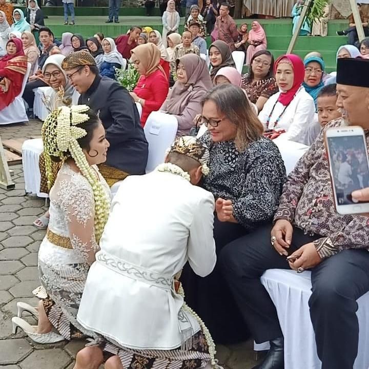 <p>Pernikahan mereka dihadiri sahabat terdekat mendiang Dono, Indro Warkop yang juga sudah seperti ayah bagi Satrio. (Foto: Instagram @indrowarkop_asli)</p>