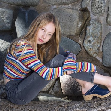 Sang 'Adik Perempuan' V BTS Bongkar Karakter Si Member Paling Ganteng