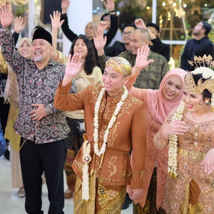 <p>Anak ketiga Dono Warkop, Satrio Sarwo Trengginas baru saja mempersunting gadis pujaan hatinya, Rivania Diza pada Sabtu 29 Februari 2020.  (Foto: Instagram @indrowarkop_asli)</p>