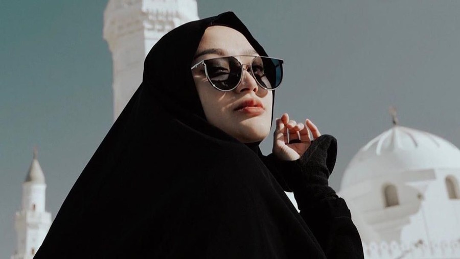 Mengunggah foto pakai hijab di laman Instagramnya, Siti Badriah malah kena nyinyir netizen.