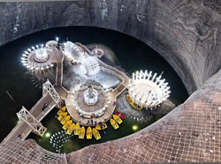 Taman Hiburan Rumania Punya Danau dan Bianglala Bawah Tanah