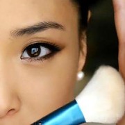 Teknik Dasar Menggunakan Blush & Highlight untuk Wajah Lebih Tirus