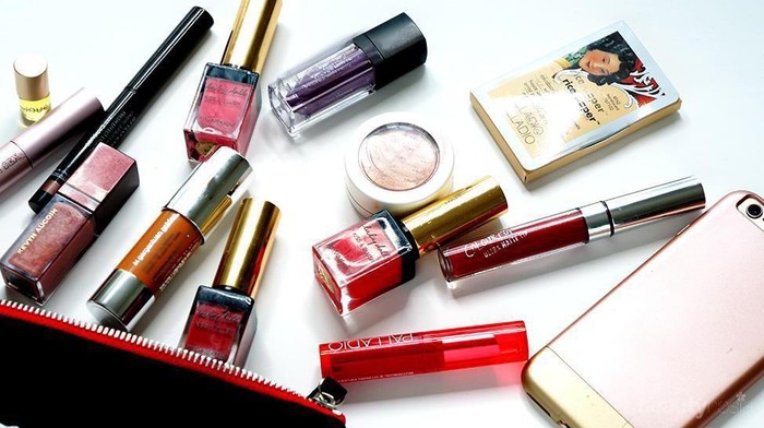Produk Kecantikan yang Wajib Ada di Makeup Pouch