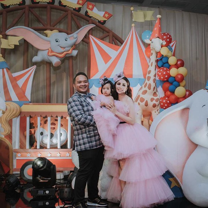 <p>Momo dan Reza menggelar pesta ulang tahun super mewah bertema karnaval. Dekorasi pesta didekorasi dengan berbagai pernak-pernik seperti taman bermain yang menyerupai arena sirkus. (Foto by allseasonphoto by Instagram @therealmomogeisha)</p>