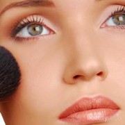 Tips Menggunakan Bedak Tabur Agar Wajah Tampak Natural