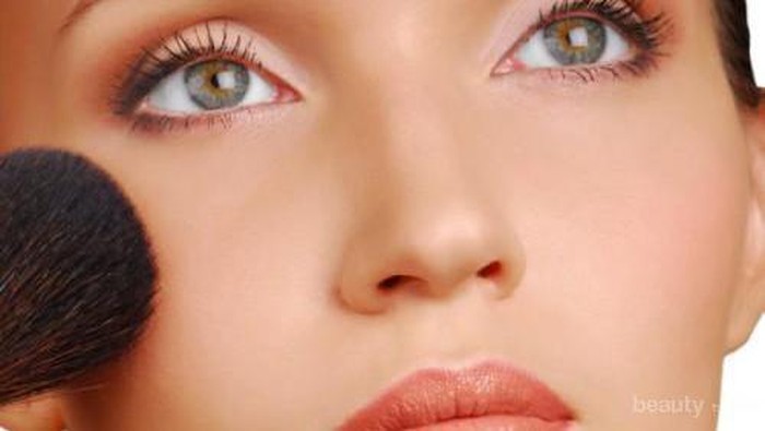 Tips Menggunakan Bedak Tabur Agar Wajah Tampak Natural