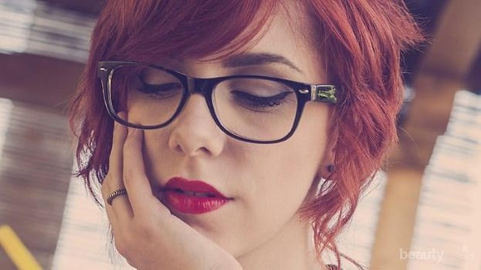 Gaya Makeup Buat Perempuan Berkacamata