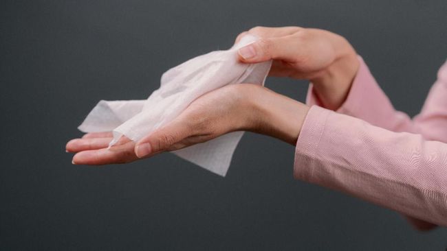 Cara keliru dalam menggunakan tisu antiseptik justru hanya akan menimbulkan rasa aman palsu, sebab sebenarnya usapan itu tak membunuh kuman apapun.
