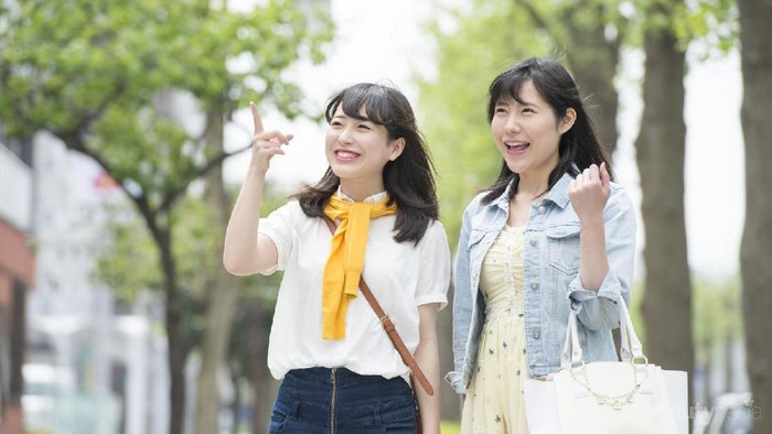 Tips Make Up Tahan Lama dan Anti UV untuk Traveling