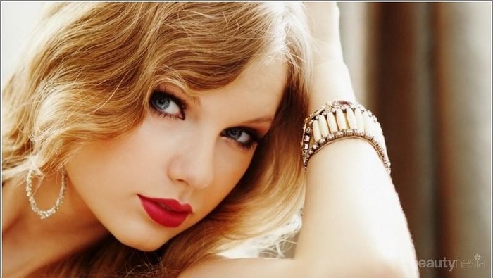 Tampil Ekspresif Dengan Lipstick Warna Merah