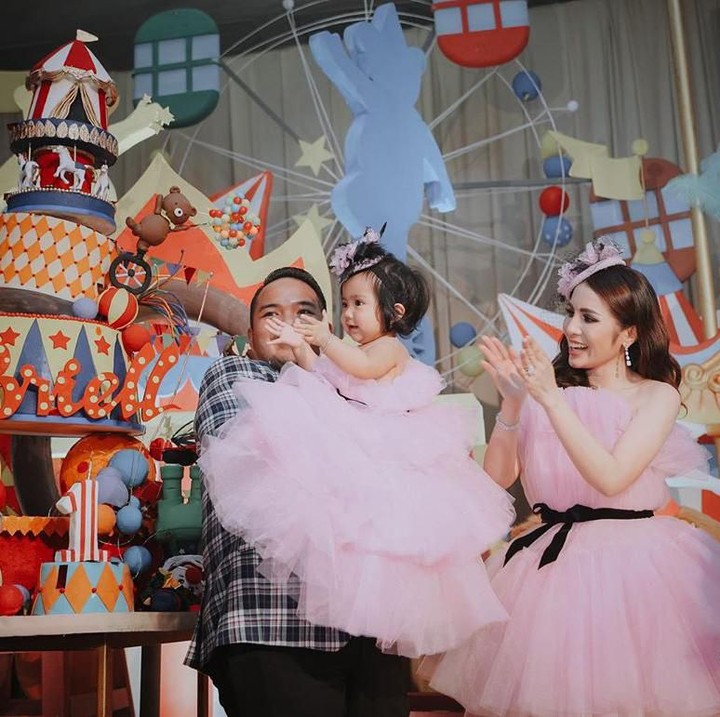 <p>Momo dan Briel kompak mengenakan <em>tulle gown</em> berwarna pink. Cantik bak tuan putri di negeri dongeng ya, Bunda. (Foto by allseasonphoto by Instagram @therealmomogeisha)</p>