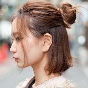 Yuk, Cobain Gaya Rambut Half Bun yang Bikin Wajah Kamu Lebih Imut!