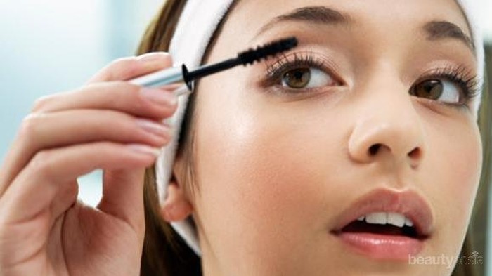 Trik Memakai Maskara Agar Tahan Seharian