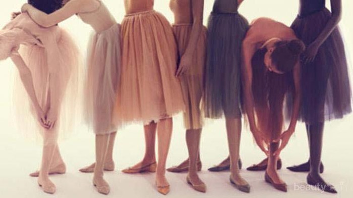 Tampil Kasual Dengan Sepatu Ballerina Warna Nude Karya Christian Louboutin