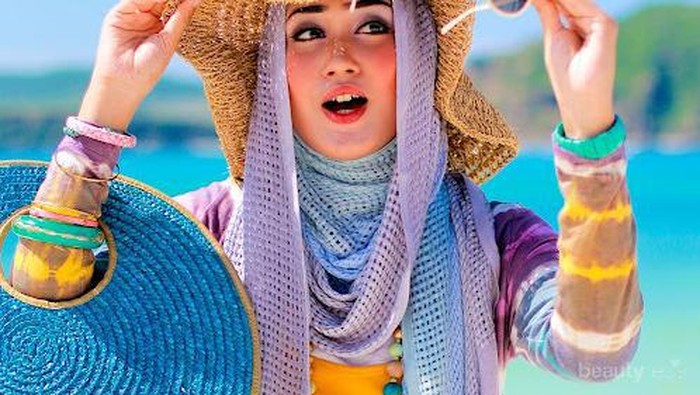 4 Tips Gaya Hijab untuk ke Pantai yang Kece Banget