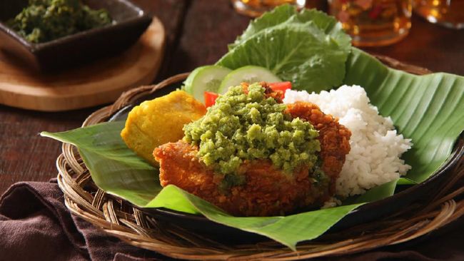 Resep Ayam Geprek Sambal Hijau, Pedasnya Mantap!