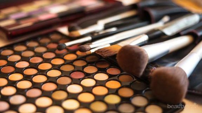 6 Langkah Tepat Membersihkan Kuas Makeup