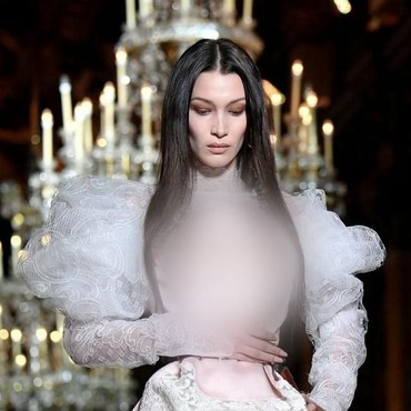 Bella Hadid Asyik Lenggak-Lenggok Seksi Tidak Pakai Bra