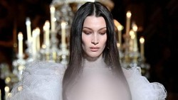 Bella Hadid Asyik Lenggak-Lenggok Seksi Tidak Pakai Bra
