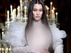 Bella Hadid Asyik Lenggak-Lenggok Seksi Tidak Pakai Bra