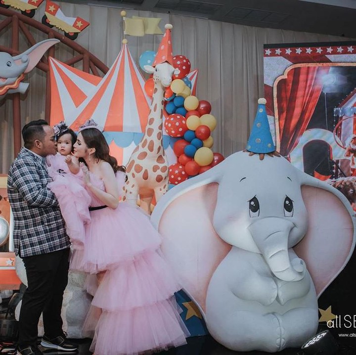 <p>Papa Reza tampil lebih simple mengenakan baju kotak-kotak. Tapi tetap kompak merayakan ultah Briel. Ciuman sayang untuk putri mereka yang berusia satu tahun. (Foto by allseasonphoto by Instagram @therealmomogeisha)  </p>