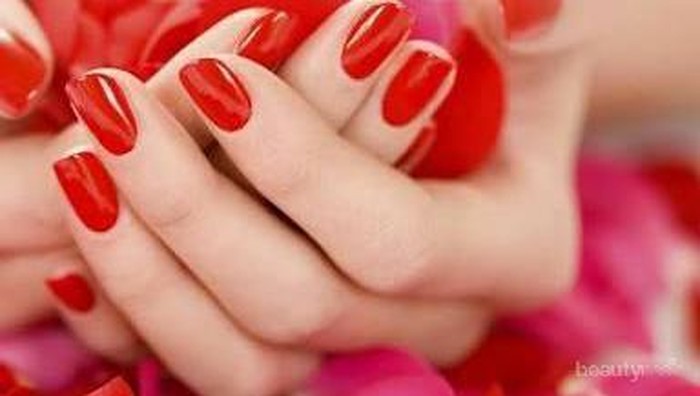 Hias Kuku dengan Kutek Merah untuk Tampil Berani