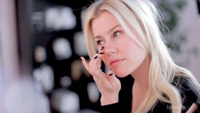 Rawat Kulit di Sekitar Mata dengan 4 Eye Serum, Yuk!