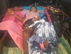 Bikin Ngilu! Pria Ini Bertahan 15 Jam dengan Leher Tertusuk Besi