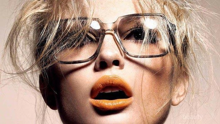 Tips Makeup untuk Kamu yang Memakai Kacamata