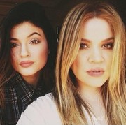 5 MAC Lip Pencil Wajib Punya, Lip Liner Andalan The Kardashian-Jenner