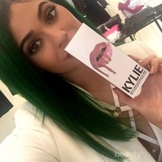Warna Lipstik Pilihan Mirip Lip Kit Kylie Jenner