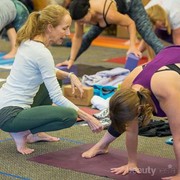4 Pose Yoga untuk Kaki Kuat & Tubuh Seimbang