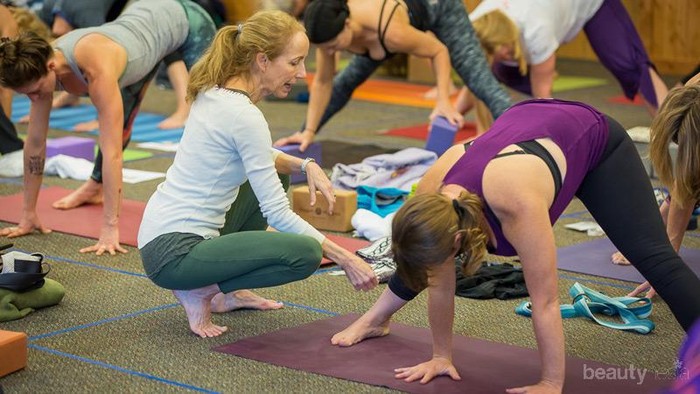 4 Pose Yoga untuk Kaki Kuat & Tubuh Seimbang